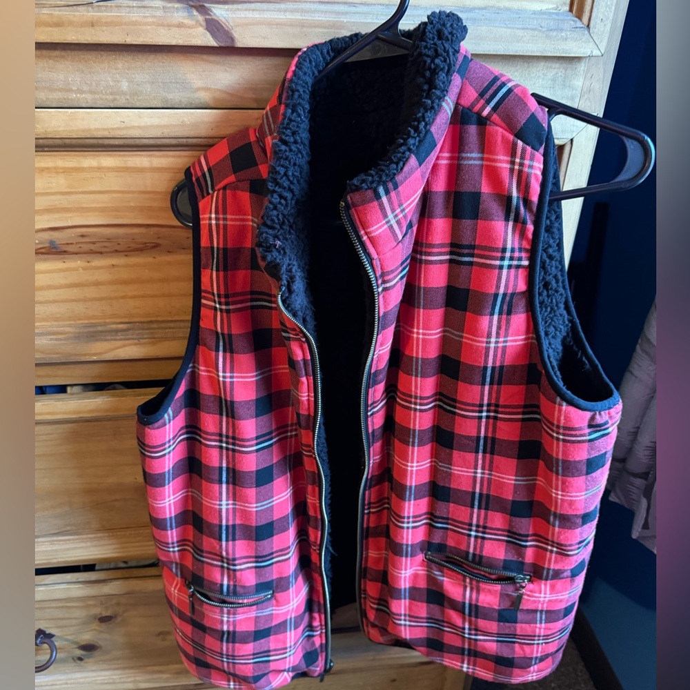 Reversible plaid fleece vest. Size L